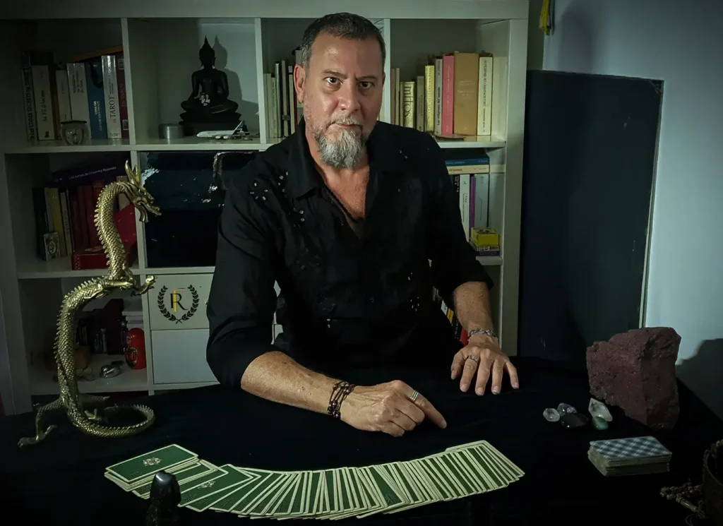 Rafael Flores, arquitecto del alma y especialista en tarot simbólico y restauración arquetípica en España.